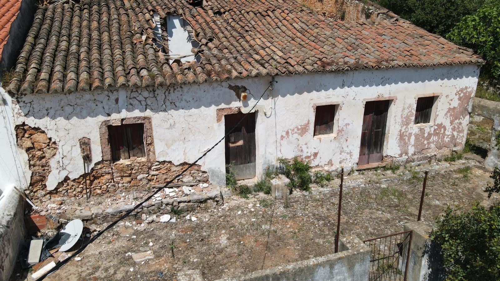 Quintinha Geminada com 9.800 m² e Casa para Reconstrução em Alte - Grande Potencial Turístico
