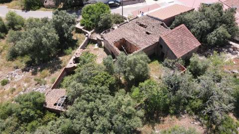 Quintinha Geminada com 9.800 m² e Casa para Reconstrução em Alte - Grande Potencial Turístico