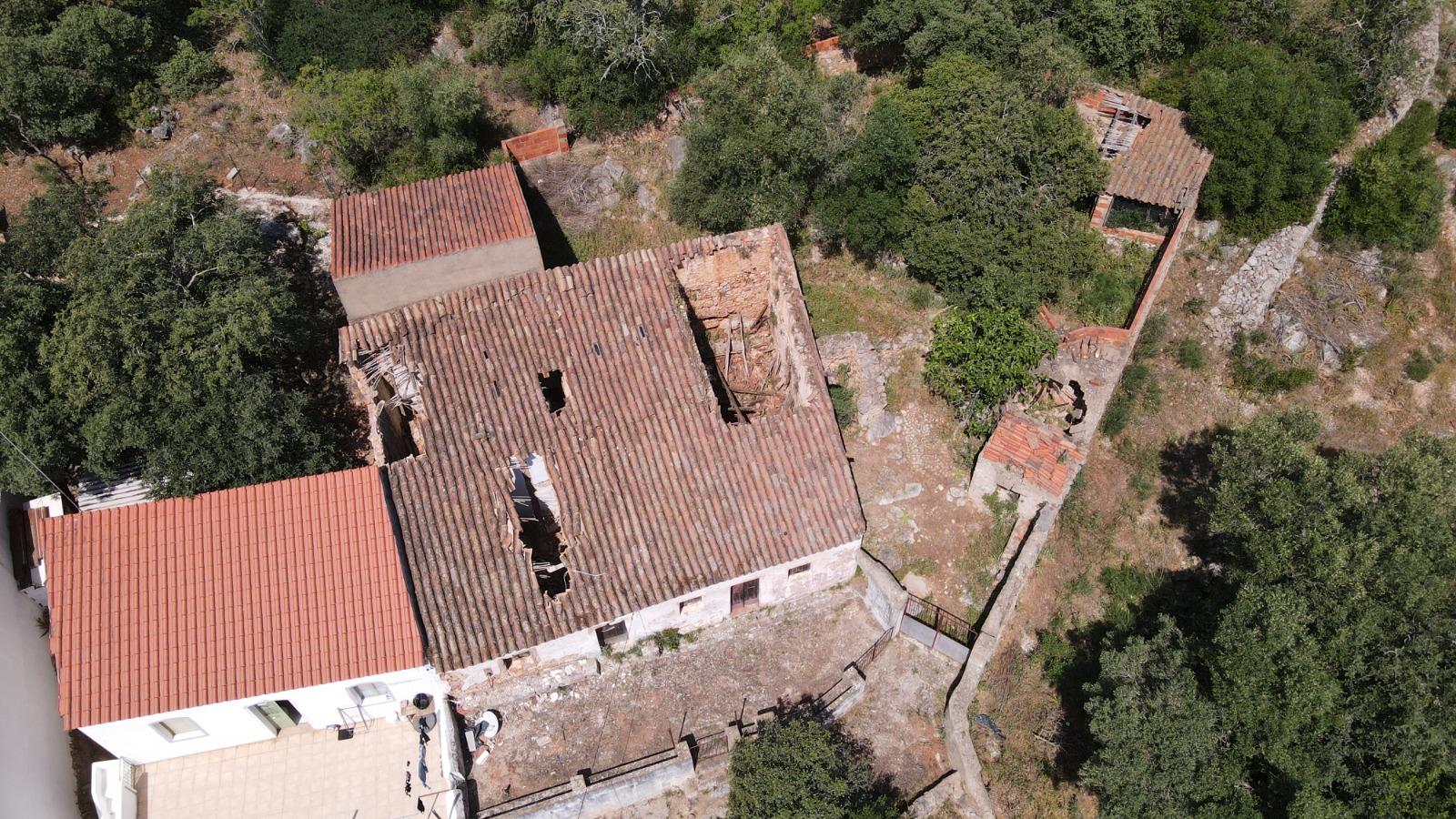 Quintinha Geminada com 9.800 m² e Casa para Reconstrução em Alte - Grande Potencial Turístico