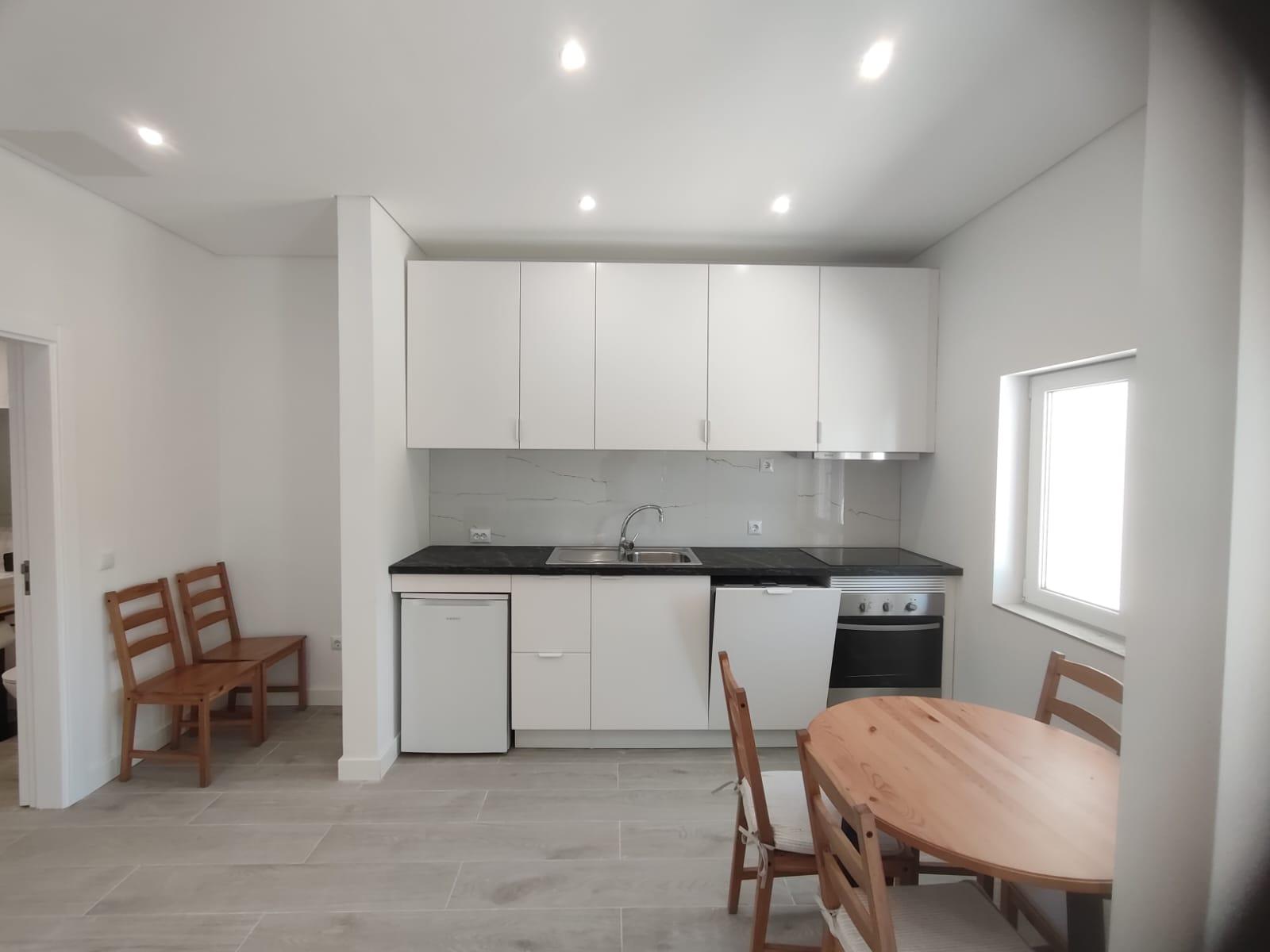 Apartamento T1+1 Renovado com Terraço, Piscina e Estacionamento a Passos da Praia de São Rafael