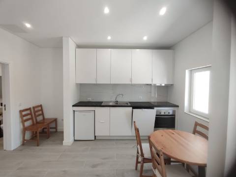 Apartamento T1+1 Renovado com Terraço, Piscina e Estacionamento a Passos da Praia de São Rafael