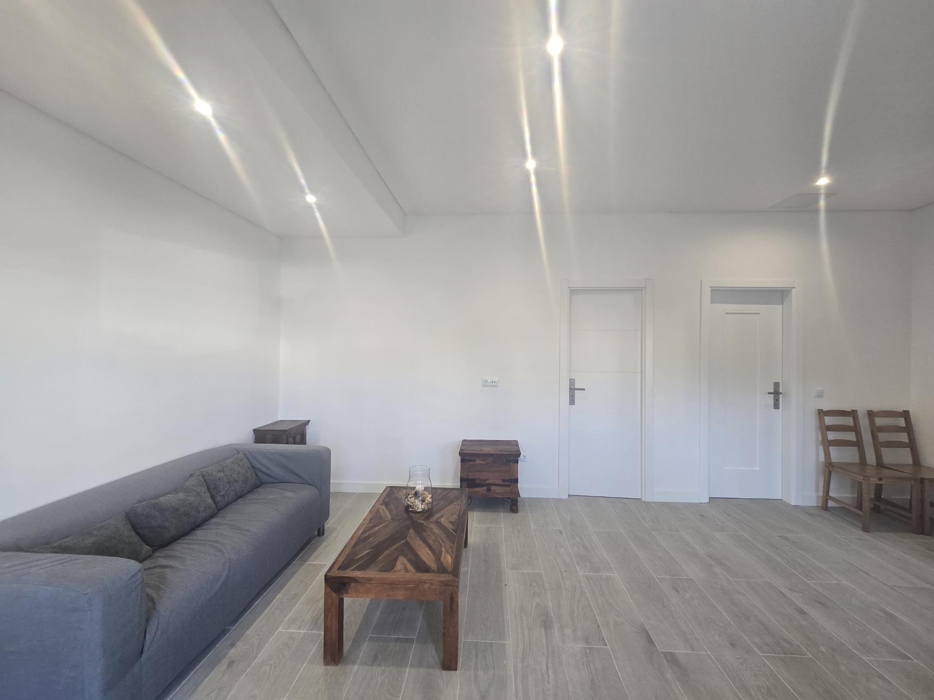 Apartamento T1+1 Renovado com Terraço, Piscina e Estacionamento a Passos da Praia de São Rafael