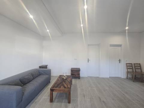 Apartamento T1+1 Renovado com Terraço, Piscina e Estacionamento a Passos da Praia de São Rafael