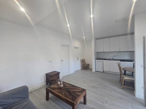 Apartamento T1+1 Renovado com Terraço, Piscina e Estacionamento a Passos da Praia de São Rafael