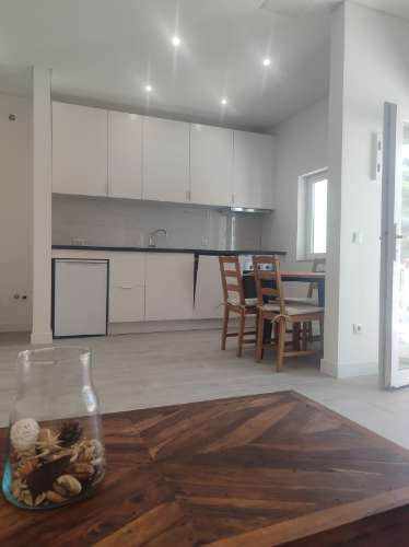 Apartamento T1+1 Renovado com Terraço, Piscina e Estacionamento a Passos da Praia de São Rafael
