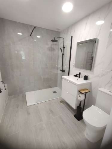 Apartamento T1+1 Renovado com Terraço, Piscina e Estacionamento a Passos da Praia de São Rafael