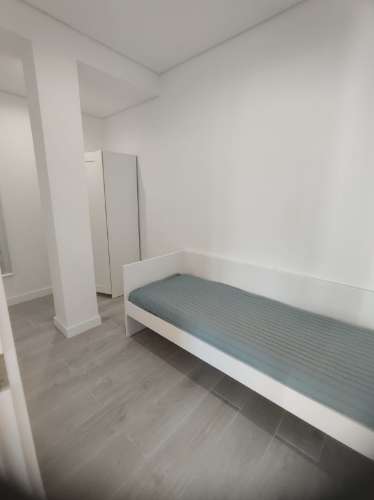Apartamento T1+1 Renovado com Terraço, Piscina e Estacionamento a Passos da Praia de São Rafael