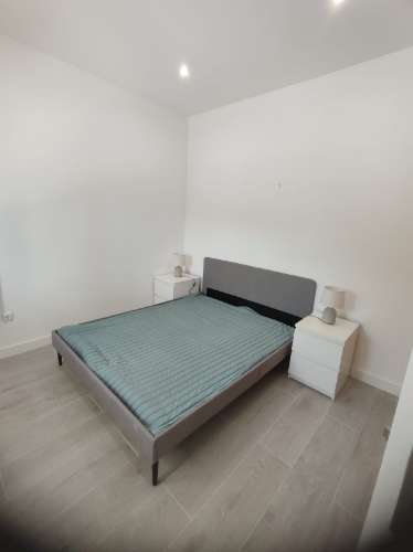 Apartamento T1+1 Renovado com Terraço, Piscina e Estacionamento a Passos da Praia de São Rafael