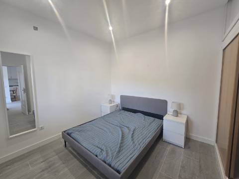 Apartamento T1+1 Renovado com Terraço, Piscina e Estacionamento a Passos da Praia de São Rafael