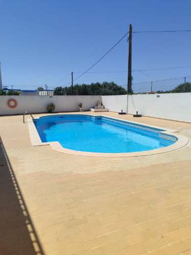 Apartamento T1+1 Renovado com Terraço, Piscina e Estacionamento a Passos da Praia de São Rafael