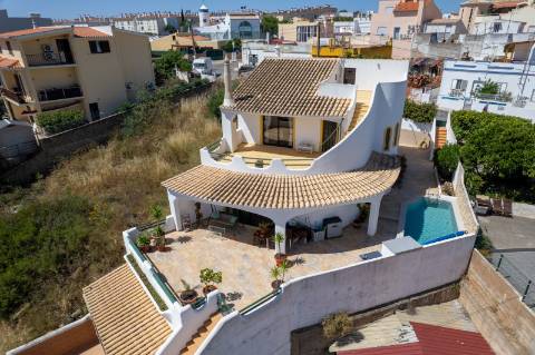 Moradia T5 com Piscina Privada na Prestigiada Zona da Ladeira do Vau - Portimão