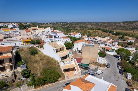 Moradia T5 com Piscina Privada na Prestigiada Zona da Ladeira do Vau - Portimão