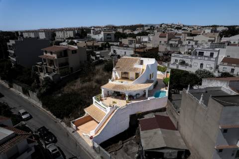 Moradia T5 com Piscina Privada na Prestigiada Zona da Ladeira do Vau - Portimão