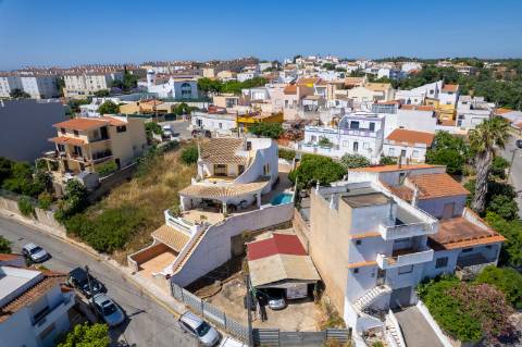 Moradia T5 com Piscina Privada na Prestigiada Zona da Ladeira do Vau - Portimão