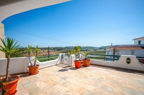 Moradia T5 com Piscina Privada na Prestigiada Zona da Ladeira do Vau - Portimão