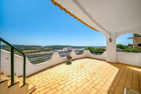 Moradia T5 com Piscina Privada na Prestigiada Zona da Ladeira do Vau - Portimão