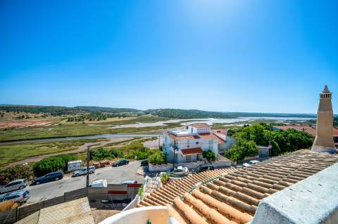 Moradia T5 com Piscina Privada na Prestigiada Zona da Ladeira do Vau - Portimão