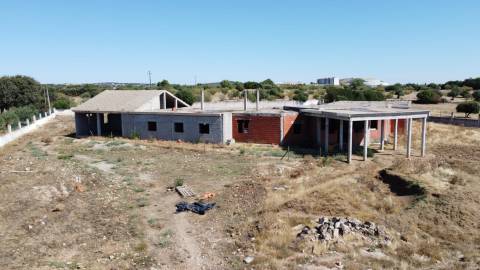 Terreno com moradia situado numa zona sossegada - Brejos(Elvas)