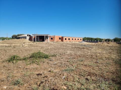 Terreno com moradia situado numa zona sossegada - Brejos(Elvas)