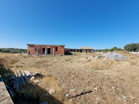 Terreno com moradia situado numa zona sossegada - Brejos(Elvas)