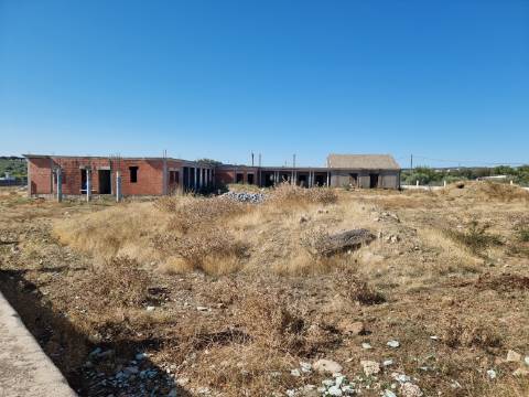 Terreno com moradia situado numa zona sossegada - Brejos(Elvas)