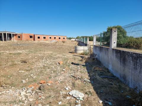 Terreno com moradia situado numa zona sossegada - Brejos(Elvas)