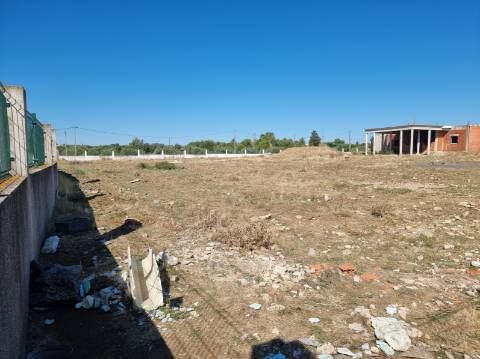 Terreno com moradia situado numa zona sossegada - Brejos(Elvas)
