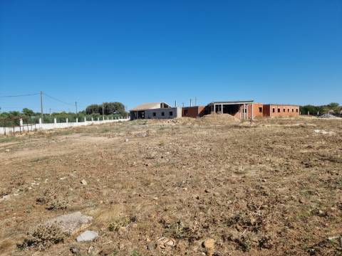 Terreno com moradia situado numa zona sossegada - Brejos(Elvas)