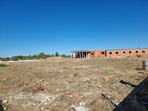 Terreno com moradia situado numa zona sossegada - Brejos(Elvas)