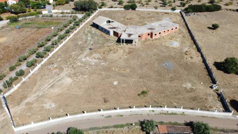 Terreno com moradia situado numa zona sossegada - Brejos(Elvas)