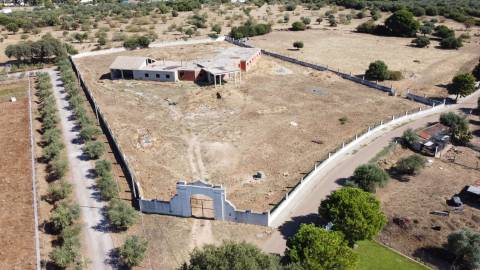 Terreno com moradia situado numa zona sossegada - Brejos(Elvas)