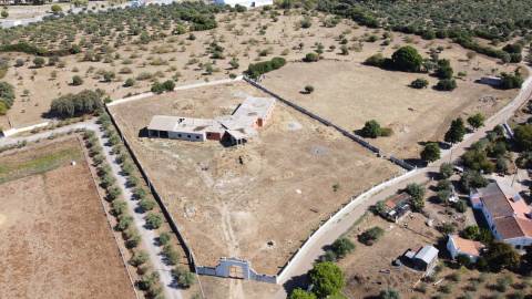 Terreno com moradia situado numa zona sossegada - Brejos(Elvas)