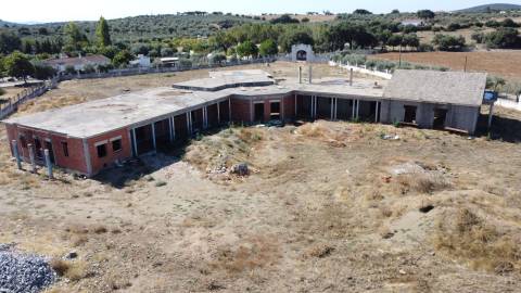 Terreno com moradia situado numa zona sossegada - Brejos(Elvas)