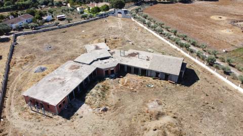 Terreno com moradia situado numa zona sossegada - Brejos(Elvas)