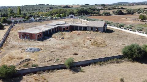 Terreno com moradia situado numa zona sossegada - Brejos(Elvas)