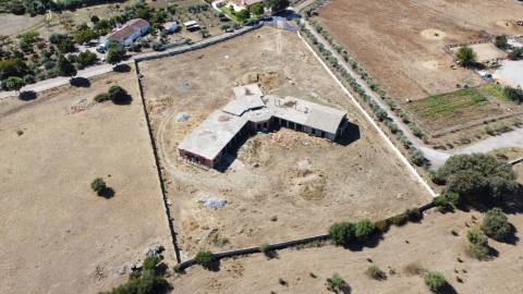 Terreno com moradia situado numa zona sossegada - Brejos(Elvas)