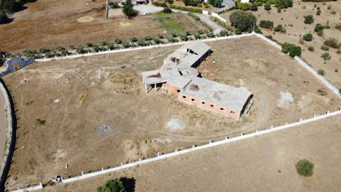 Terreno com moradia situado numa zona sossegada - Brejos(Elvas)