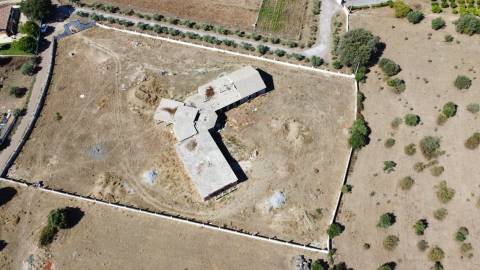 Terreno com moradia situado numa zona sossegada - Brejos(Elvas)