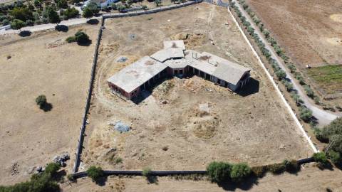 Terreno com moradia situado numa zona sossegada - Brejos(Elvas)