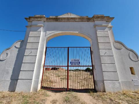 Terreno com moradia situado numa zona sossegada - Brejos(Elvas)