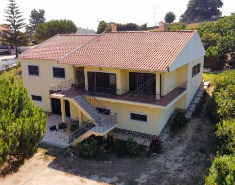 Moradia T4 isolada inserida em terreno com 5000m2 - Camarral (Palmela)