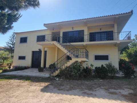 Moradia T4 isolada inserida em terreno com 5000m2 - Camarral (Palmela)