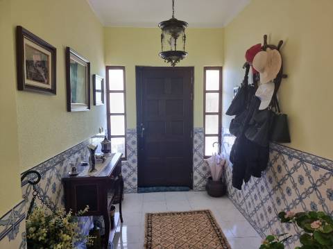 Moradia T4 isolada inserida em terreno com 5000m2 - Camarral (Palmela)