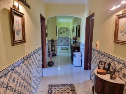 Moradia T4 isolada inserida em terreno com 5000m2 - Camarral (Palmela)