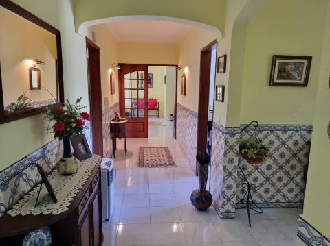 Moradia T4 isolada inserida em terreno com 5000m2 - Camarral (Palmela)