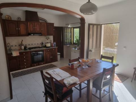 Moradia T4 isolada inserida em terreno com 5000m2 - Camarral (Palmela)