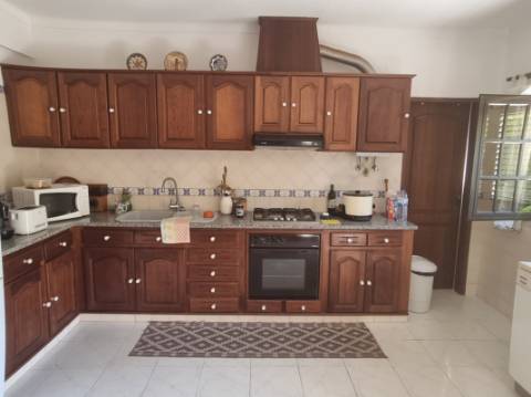 Moradia T4 isolada inserida em terreno com 5000m2 - Camarral (Palmela)