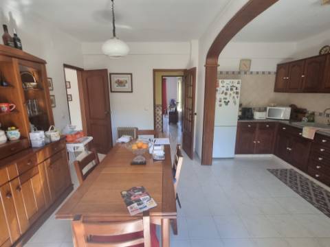 Moradia T4 isolada inserida em terreno com 5000m2 - Camarral (Palmela)