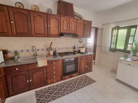 Moradia T4 isolada inserida em terreno com 5000m2 - Camarral (Palmela)