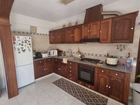 Moradia T4 isolada inserida em terreno com 5000m2 - Camarral (Palmela)